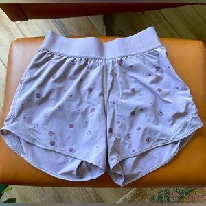 Lululemon Hotty Hot Short size 4 violet verbana 🐝